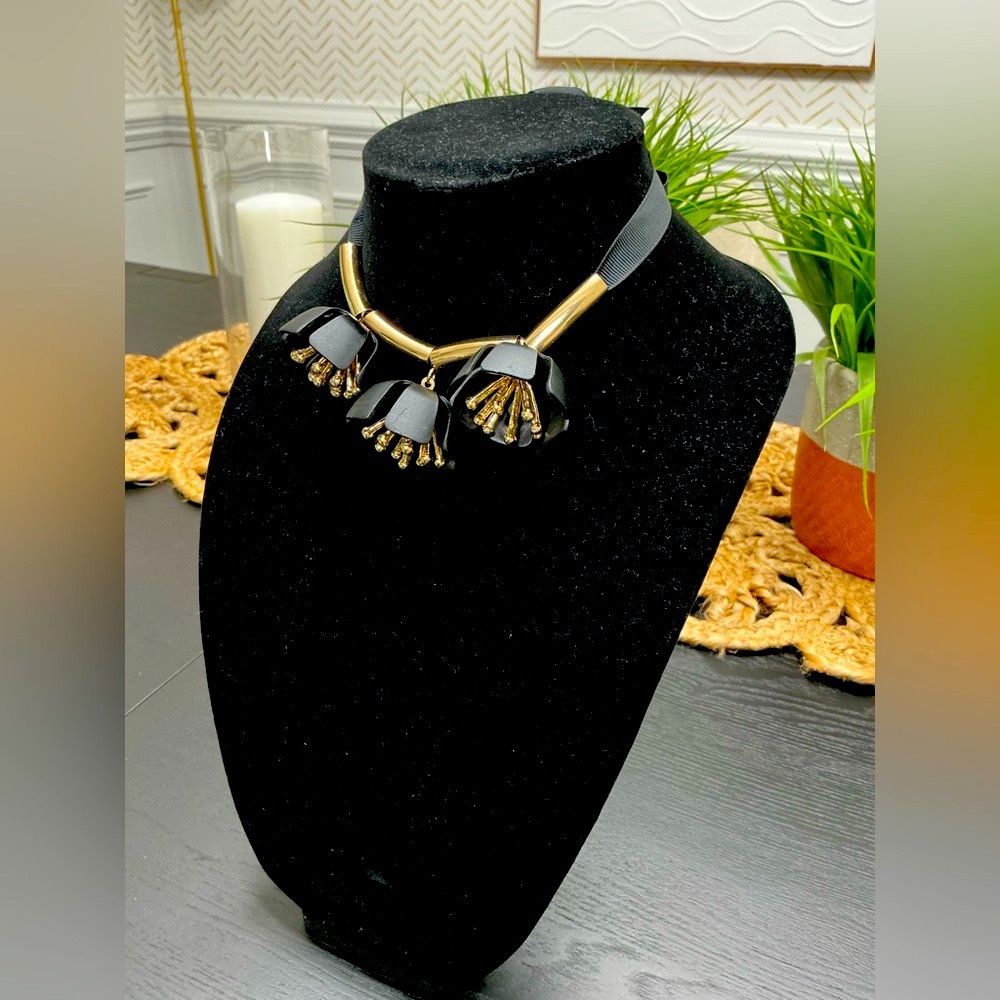 NEW. Never worn. Elegant Black and Gold Necklace